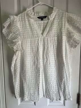 DAVI & DANI White Textured Ruffle Sleeve V-Neck Blouse